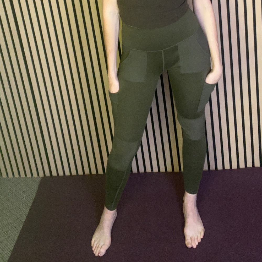 ALO YOGA DARK GREEN FITTED PANTS!